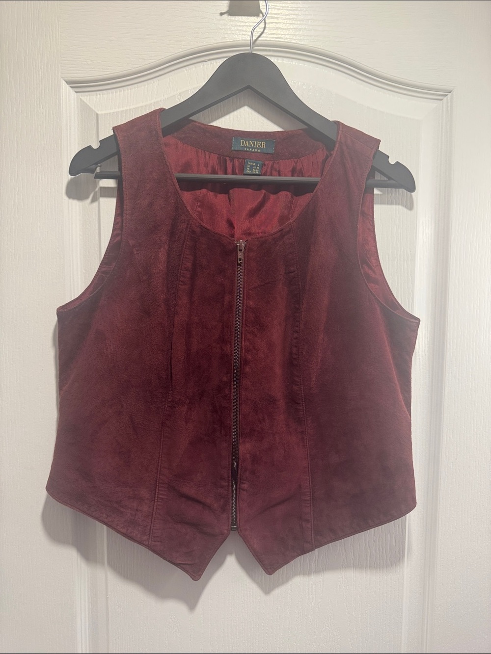 137-Danier Canada Burgundy Genuine Leather Zip Front Vest Sleeveless Moto Boho
